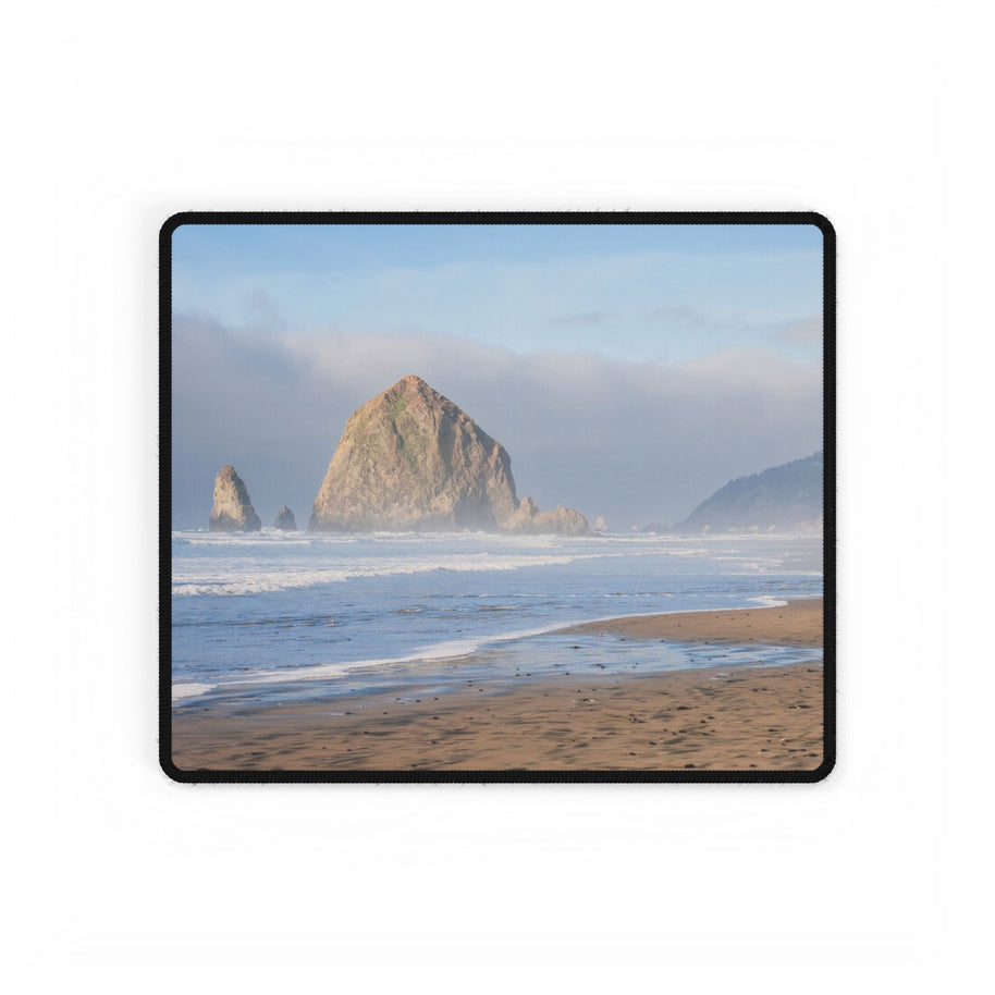 Pacific Beach Schreibtischunterlage — Küsten-Mauspad mit Haystack Rock Motiv