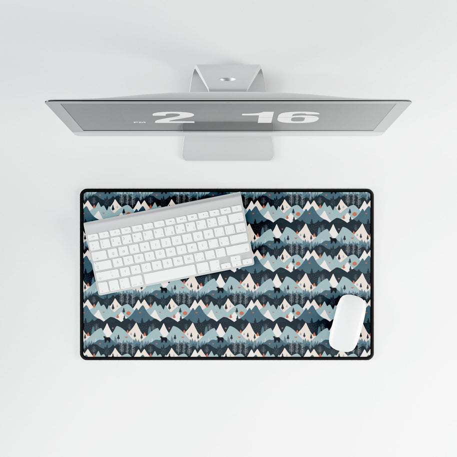 Sous-main « Bear in the Blue Mountain » — Tapis de bureau scénique bleu confortable pour le travail et la maison