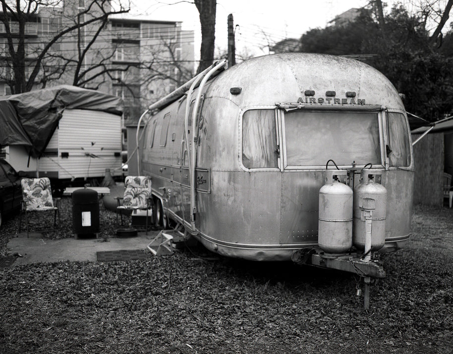 Schwarz-Weiß-Fotodruck eines alten Airstream-Wohnwagens