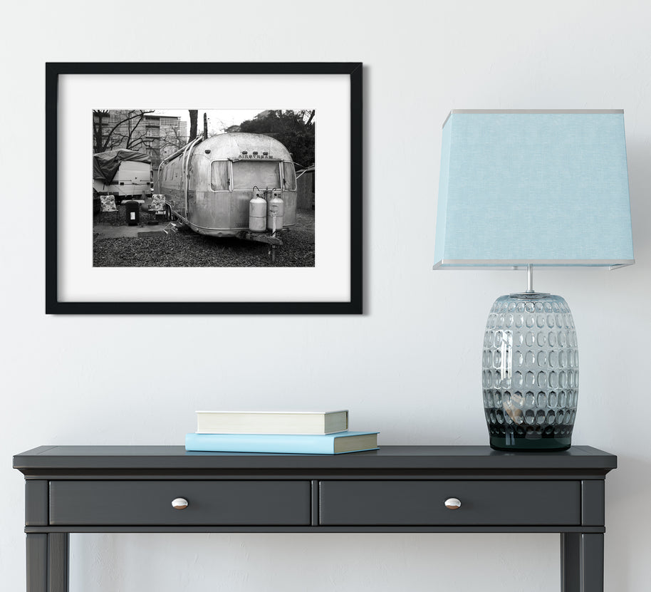 Schwarz-Weiß-Fotodruck eines alten Airstream-Wohnwagens