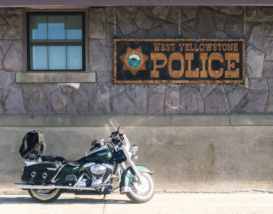 Fotodruck der Polizeistation West Yellowstone